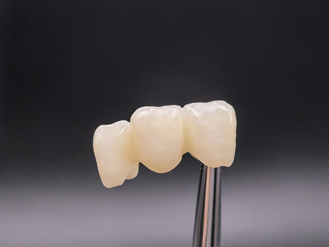 Dental Zirconia Block được thiết kế để phục hồi phía trước thẩm mỹ tự nhiên với độ bền 650MPa và xử lý CAD CAM nhanh
